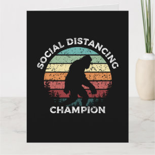 BIGFOOT GEBURTSTAGS-GRUSSKARTE MIT SOCIAL DISTANCI KARTE