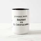 "Bigfoot gegen ELChupacabra" Tasse (Zentrum)