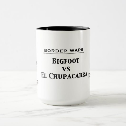 "Bigfoot gegen ELChupacabra" Tasse (Zentrum)