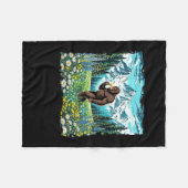 Bigfoot geht in Blumenfeld Wald Sasquatch Fleecedecke (Vorderseite (Horizontal))