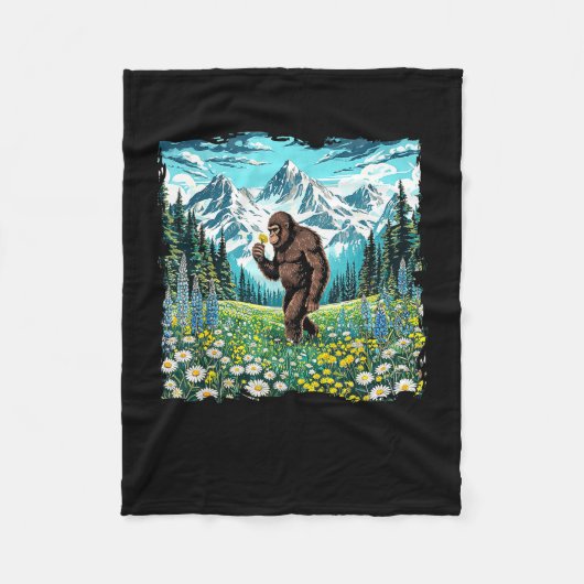 Bigfoot geht in Blumenfeld Wald Sasquatch Fleecedecke (Vorderseite)