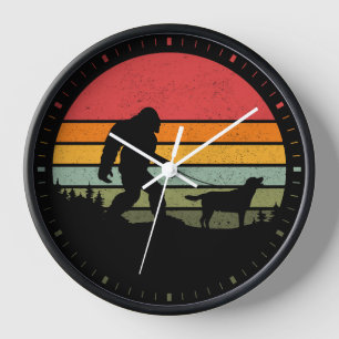 Bigfoot geht Labrador Retriever Hund Vintage Uhr