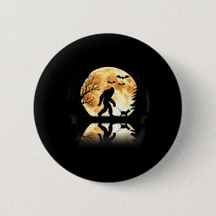 Bigfoot geht mit Hund lustiger Halloween-Mond Button
