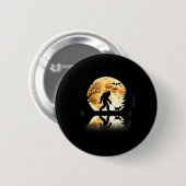 Bigfoot geht mit Hund lustiger Halloween-Mond Button (Vorne & Hinten)