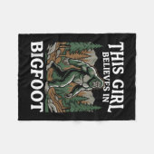 Bigfoot-Gläubiger Mädchen Sasquatch-Wald-Kryptid f Fleecedecke (Vorderseite (Horizontal))