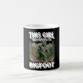 Bigfoot-Gläubiger Mädchen Sasquatch-Wald-Kryptid f Kaffeetasse (Mittel)