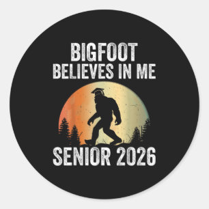 Bigfoot glaubt an mich Senior 2026 Sasquatch Gradu Runder Aufkleber