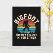 Bigfoot glaubt nicht an dich | Bigfoot Retro Karte (Gelbe Blume)