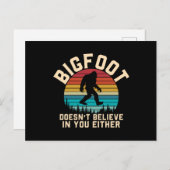 Bigfoot glaubt nicht an dich | Bigfoot Retro Postkarte (Vorne/Hinten)