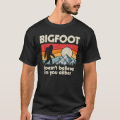 Bigfoot glaubt nicht an dich, entweder Funny Sasqu T-Shirt (Vorderseite)