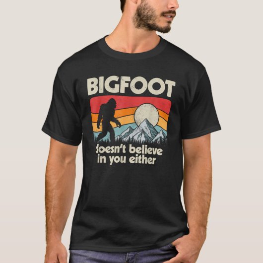 Bigfoot glaubt nicht an dich, entweder Funny Sasqu T-Shirt (Vorderseite)