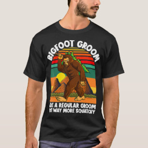 Bigfoot Groom Retro Sunset Squatchy Wedding Party T-Shirt