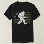 Bigfoot Gun Owner Camo US American Flag Sasquatch T-Shirt (Design vorne)