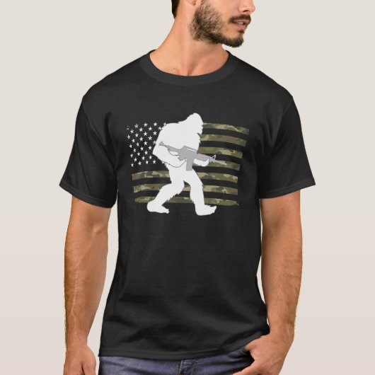 Bigfoot Gun Owner Camouflage US American Flag Sasq T-Shirt (Vorderseite)