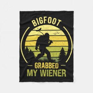 Bigfoot hat mein Wiener gepackt Lustiges Bbq Sasqu Fleecedecke