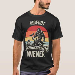 Bigfoot hat mein Würstchen beim Camping gepackt T-Shirt