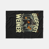 Bigfoot hat mein Würstchen funny Camping Humor  Fleecedecke (Vorderseite (Horizontal))