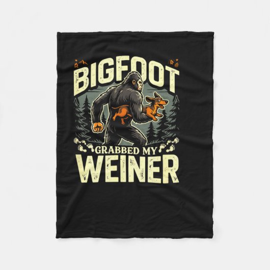 Bigfoot hat mein Würstchen funny Camping Humor  Fleecedecke (Vorderseite)