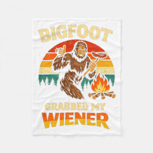 Bigfoot hat mein Würstchen Funny Hiking Lagerfeuer Fleecedecke
