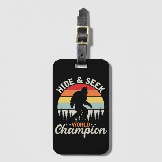 Bigfoot Hide and Seek World Champion Gepäckanhänger (Vorderseite Vertikal)