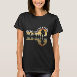 Bigfoot Hide und Seek Champion Retro Funny Graphic T-Shirt