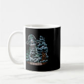 Bigfoot Hiding From Alien In a UFO Hinter Rad Kaffeetasse (Links)