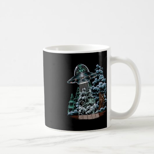 Bigfoot Hiding From Alien In a UFO Hinter Rad Kaffeetasse (Rechts)