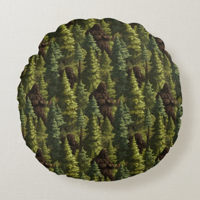 Bigfoot Hiding In A Pine Tree Forest Rundes Kissen (Vorderseite)