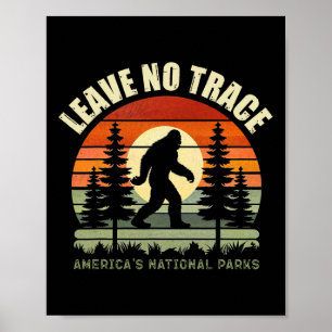 Bigfoot Hiking und Camping Lustig Vi Spuren hinter Poster