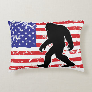 Bigfoot in einer amerikanischen Flagge Dekokissen