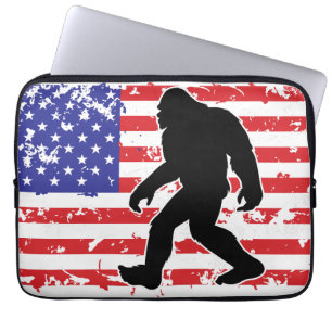 Bigfoot in einer amerikanischen Flagge Laptopschutzhülle