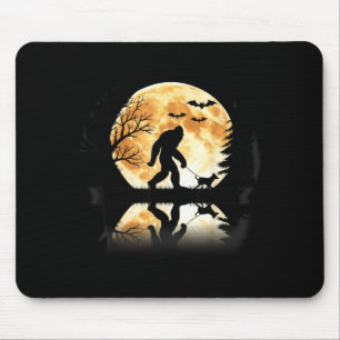 Bigfoot läuft mit Hund lustiger Halloween-Mond Mousepad