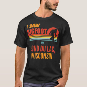 Bigfoot lebt in Fond du Lac Wisconsin T-Shirt