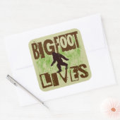 Bigfoot Lives Quadratischer Aufkleber (Umschlag)