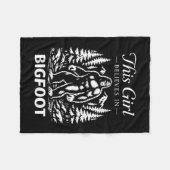 Bigfoot-Mädchen-Gläubiger Sasquatch-Kryptid-Wald Fleecedecke (Vorderseite (Horizontal))