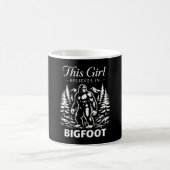 Bigfoot-Mädchen-Gläubiger Sasquatch-Kryptid-Wald Kaffeetasse (Mittel)