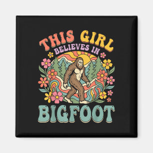 Bigfoot-Mädchen glaubt an Wald-Blumen-Sonnenunterg Magnet