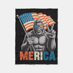 Bigfoot Merica Rock American Flag Patriotic 4. Fleecedecke