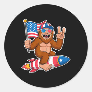 Bigfoot Merica Rock American Flag Patriotic 4. Runder Aufkleber