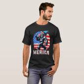 Bigfoot Merica Rock American Flag Patriotic T-Shirt (Vorne ganz)