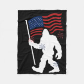 Bigfoot mit amerikanischer Flagge am 4. Juli für H Fleecedecke (Vorderseite)