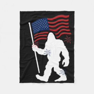 Bigfoot mit amerikanischer Flagge am 4. Juli für H Fleecedecke