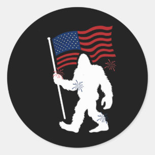 Bigfoot mit amerikanischer Flagge am 4. Juli für H Runder Aufkleber