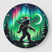 Bigfoot Mit Aurora Borealis und Weihnachtsjubeln Große Wanduhr (Vorderseite)