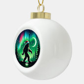 Bigfoot Mit Aurora Borealis und Weihnachtsjubeln Keramik Kugel-Ornament (Rechts)