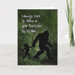 Bigfoot mit Child Birthday für Brother Karte<br><div class="desc">Diese berührende Geburtstagskarte für Ihren großen Bruder zeigt,  dass Bigfoot beim Gehen durch den Wald die Hand eines Kindes hält. Eine großartige Wahl für jeden,  der Sasquatch,  Yeti und Bigfoot mag.</div>