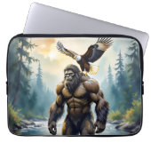 Bigfoot mit einem Adler auf der Schulter Laptopschutzhülle (Vorderseite)