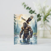 Bigfoot mit einem Adler auf der Schulter Postkarte (Stehend Vorderseite)