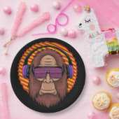 Bigfoot mit einer Techno-Brille und einem Kopfhöre Pappteller (Party)
