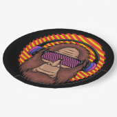 Bigfoot mit einer Techno-Brille und einem Kopfhöre Pappteller (Schrägansicht)